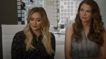 Derek Lam 10 Crosby Striped Sleeveless Vest Mini Robe portée par Liza Miller (Sutton Foster) comme on le voit dans Younger (S06E11)