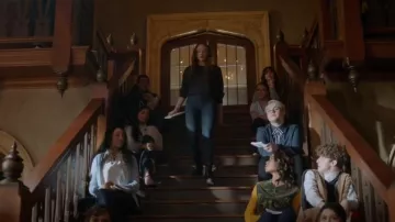 Frame Ali High-Rise Cigarette Jeans usados por Hope Mikaelson (Danielle Rose Russell) como se ve en Legacies (S03E14)