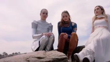 Monrow Cutout-Shoul­der Long-Sleeve Top worn by Hope Mikaelson (Danielle Rose Russell) as seen in Legacies (S03E15)