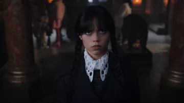 Cuello de ganchillo usado por Wednesday Addams (Jenna Ortega) en el programa de televisión Wednesday (Temporada 1 Episodio 8)