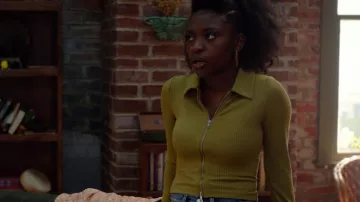 Top verde de H&M usado por Tasha (Zuri Reed) en National Treasure: Edge of History Wardrobe (Temporada 1, Episodio 1)