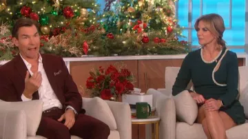 Jonathan Simkhai Katharine Diamante-Robe brodée portée par Natalie Morales comme vu dans The Talk le 15 décembre 2022