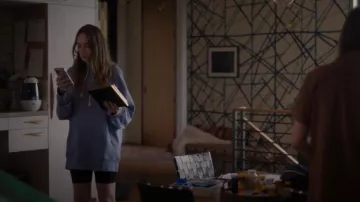 Acne Studios Sudadera con capucha Fonbar en púrpura pálido usada por Tess Van De Berg (Jamie Clayton) como se ve en The L Word: Generation Q (S03E05)