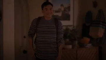 Club Monaco Striped Boucle Crewneck Sweater porté par Micah Lee (Leo Sheng) comme on le voit dans The L Word: Generation Q (S03E05)