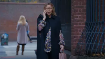 Louis Vuitton Taurillon embellit Capucines PM Magnolia porté par Kelsey Peters (Hilary Duff) comme vu dans Younger (S07E01)