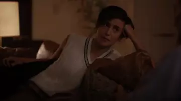 Chaleco Uniqlo Lavable V-Neck usado por Sarah Finley (Jacqueline Toboni) como se ve en The L Word: Generation Q (S03E05)