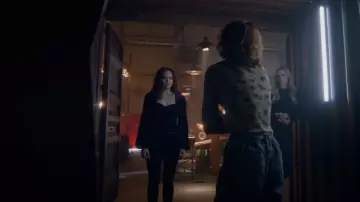 Aqua Ruched Velvet Sweetheart Top usado por Aurora de Martel (Rebecca Breeds) como se ve en Legacies (S04E14)