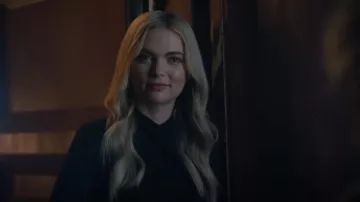 Vince Draped Twist Neck Top usado por Lizzie Saltzman (Jenny Boyd) como se ve en Legacies (S04E14)