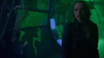 Pretty Little Thing Charcoal Contour Rib Zip Up Long Sleeve Body porté par Hope Mikaelson (Danielle Rose Russell) comme on le voit dans Legacies (S04E14)