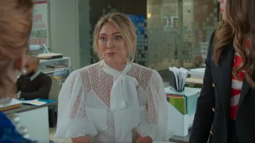 Chemise en dentelle Givenchy portée par Kelsey Peters (Hilary Duff) vue dans Younger (S07E01)