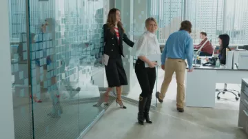 Bottes Valentino Logo portées par Kelsey Peters (Hilary Duff) vues dans Younger (S07E01)