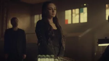 Bebe Scoop Neck Lace Up Bell Sleeve Sweater porté par Hope Mikaelson (Danielle Rose Russell) comme on le voit dans Legacies (S04E14)