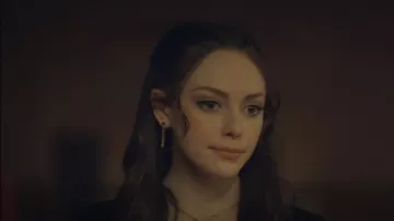 Allsaints Tiger’s Eye Linear Drop Earring portée par Hope Mikaelson (Danielle Rose Russell) comme on le voit dans Legacies (S04E14)