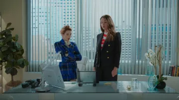 Balmain Tartan Check Tweed Shorts usados por Lauren Heller (Molly Kate Bernard) como se ve en Younger (S07E01)