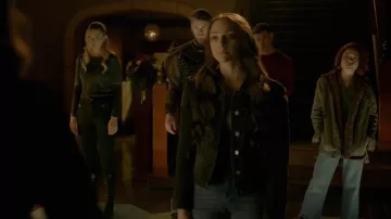 Veste en denim à manches bouffantes Aqua Puff portée par Hope Mikaelson (Danielle Rose Russell) comme on le voit dans Legacies (S04E14)