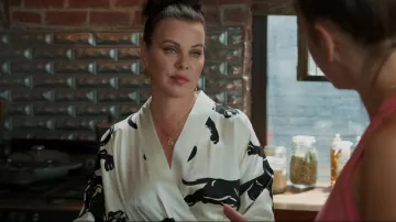 Olivia von Halle Silk Queenie Panther Print Robe usado por Maggie Amato (Debi Mazar) como se ve en Younger (S07E01)