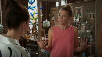 Beyond Yoga Balanced Muscle Tank porté par Liza Miller (Sutton Foster) vu dans Younger (S07E01)