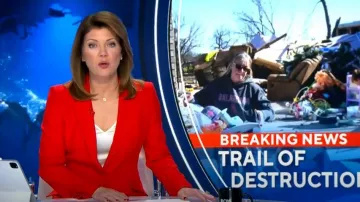 Alexander McQueen Blazer de crepé de un solo pecho usado por Norah O'Donnell como se ve en CBS Evening News el 15 de diciembre de 2022