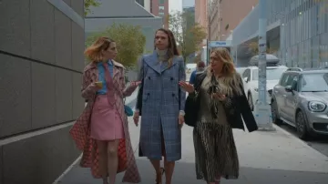 Manteau à carreaux Givenchy Prince de Galles porté par Liza Miller (Sutton Foster) vu dans Younger (S07E02)