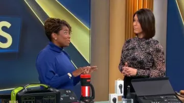 Diane von Furstenberg Remy Top in Ink Dots Small Lavender Pink porté par Dana Jacobson comme vu dans CBS Mornings le 18 décembre 2022