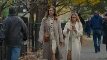 Manteau enveloppant Whistles Fringe Detail porté par Liza Miller (Sutton Foster) vu dans Younger (S07E02)