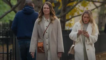 Chloé Small Faye Bracelet Bag porté par Liza Miller (Sutton Foster) comme on le voit dans Younger (S07E02)