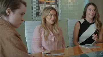 Giambattista Valli Pussybow Gypsy Blouse portée par Kelsey Peters (Hilary Duff) vue dans Younger (S07E02)