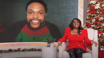 Robe de blazer à double poitrine de River Island portée par Sherri Shepherd vue à Sherri le 16 décembre 2022