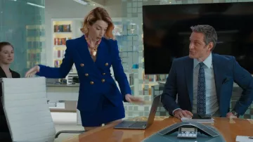 Falda corta con cinturón Balmain usada por Lauren Heller (Molly Kate Bernard) como se ve en Younger (S07E02)