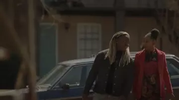 Blazer de gamuza Blanknyc usado por Cleo Sowande (Omono Okojie) como se ve en Legacies (S04E15)