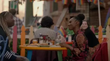 Mini vestido floral de manga abullonada usado por Cleo Sowande (Omono Okojie) como se ve en Legacies (S04E15)