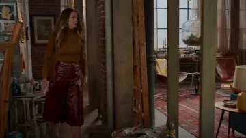 Falda de cuero Gucci con detalle G entrelazado usado por Liza Miller (Sutton Foster) como se ve en Younger (S07E03)