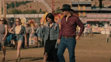 Falda de flecos de cuero Scully Suede usada por Monica Dutton (Kelsey Chow) vista en Yellowstone (S05E07)
