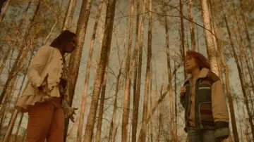 Free People Ruffles Romance Chaqueta usada por Cleo Sowande (Omono Okojie) como se ve en Legacies (S04E16)