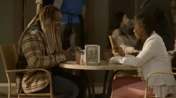 Free People Corduroy Pull On Flare usado por Cleo Sowande (Omono Okojie) como se ve en Legacies (S04E16)