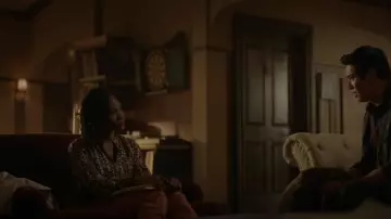 Top de poliéster reciclado impreso escocés y soda usado por Cleo Sowande (Omono Okojie) como se ve en Legacies (S04E16)