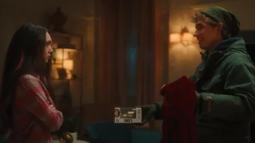Funko Pop! Marvel: Loki détenu par Cal (Austin Kane) dans la série télévisée The Santa Clauses (S01E06)