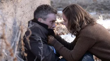 Gants en cuir marron portés par Kitty Oppenheimer (Emily Blunt) comme on le voit dans Oppenheimer