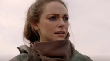 Etsy Mi­ni Gold Hoop Ear­rings worn by Hope Mikaelson (Danielle Rose Russell) as seen in Legacies (S03E15)