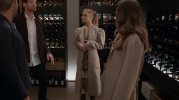 Manteau de laine à manches bouffantes Ulla Johnson Wren porté par Clare (Phoebe Dynevor) vu dans Younger (S07E03)