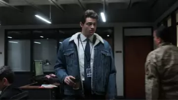 Levi's Type III Sher­pa Jack­et worn by Owen Hendricks (Noah Centineo) as seen in The Recruit (S01E01)