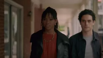 Chaqueta de cuero recubierta del mercado negro de la Casa Blanca usada por Cleo Sowande (Omono Okojie) como se ve en Legacies (S03E16)