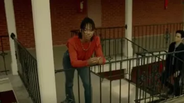 Q & A Clip-Dot Ruffled Top usado por Cleo Sowande (Omono Okojie) como se ve en Legacies (S03E16)