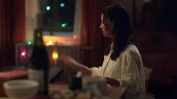 BDG Bell Button-Down Shirt en ivoire porté par Hannah Copeland (Fivel Stewart) comme on le voit dans The Recruit (S01E01)