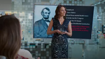 Alexander McQueen Sleeveless Jacquard Midi Sheath Vestido usado por Quinn Tyler (Laura Benanti) como se ve en Younger (S07E03)