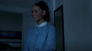 Nili Lotan Yorke Chemise rayée portée par Hannah Copeland (Fivel Stewart) vue dans The Recruit (S01E01)