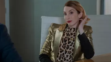 Alexander Mcqueen Block Tone Chaqueta Blazer dorada y negra usada por Lauren Heller (Molly Kate Bernard) como se ve en Younger (S07E03)