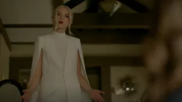 BCBGMAXAZRIA Upas Chaqueta de capa usada por Lizzie Saltzman (Jenny Boyd) como se ve en Legacies (S01E05)