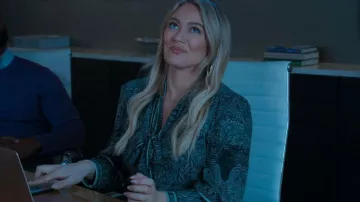 Alice + Olivia Tanisha Vestido usado por Kelsey Peters (Hilary Duff) como se ve en Younger (S07E04)