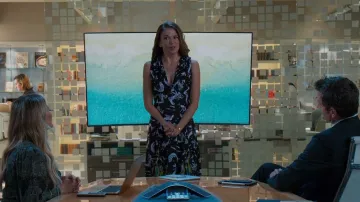 Prada Asymmetric Printed Crepe Midi Vestido usado por Liza Miller (Sutton Foster) como se ve en Younger (S07E04)